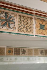 Monolacale vicino al centro con ombrellone a Serapo