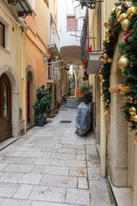 Monolacale vicino al centro con ombrellone a Serapo