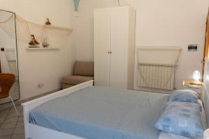 Monolacale vicino al centro con ombrellone a Serapo