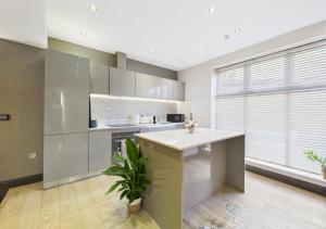 Stylish Mews House, Private Garden, Sleeps 4, Central Location