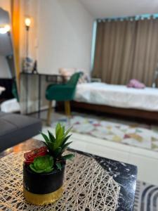 One Bedroom and Sofabed with WiFi Uptown BGC