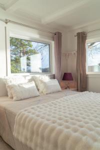 Unique Lakeview Home Ideal For Workers & Families