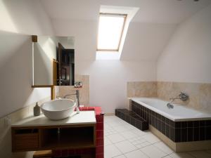 Bright 4 bedroom House with living room and work place Warsaw