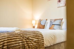 Spacious 4 Bedroom Home Near City Centre Sleeps 11 with Free Parking