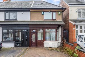 Spacious 4 Bedroom Home Near City Centre Sleeps 11 with Free Parking