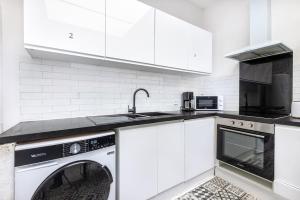 Large house - 4 bedrooms & 4 bathrooms