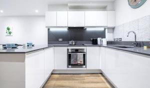 Modern 1-Bed Flat with Private Patio nr London Bridge