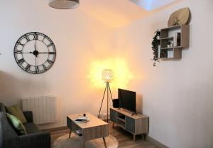 Studio with bedroom near train station