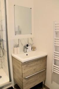 Studio with bedroom near train station