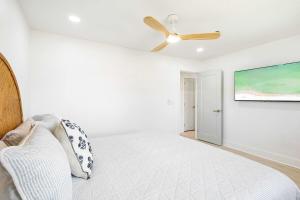 Sol Haus Stylish Coastal Retreat 3 Blocks to Beach Screened Porch Fast Wi Fi