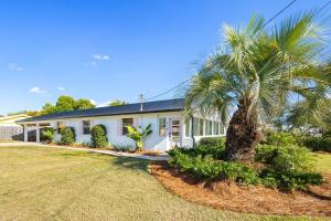 Sol Haus Stylish Coastal Retreat 3 Blocks to Beach Screened Porch Fast Wi Fi