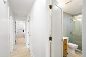 Sol Haus Stylish Coastal Retreat 3 Blocks to Beach Screened Porch Fast Wi Fi