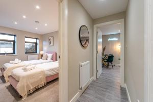 Bright 2BR Flat, Central Chatham, Parking