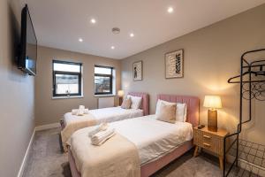 Bright 2BR Flat, Central Chatham, Parking