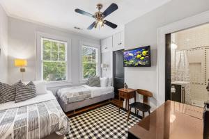 Light Filled 2 Bedroom in Myers Park with a Porch