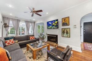 Light Filled 2 Bedroom in Myers Park with a Porch