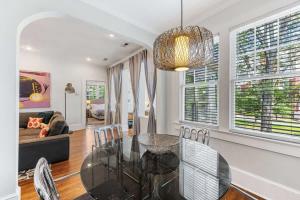 Light Filled 2 Bedroom in Myers Park with a Porch