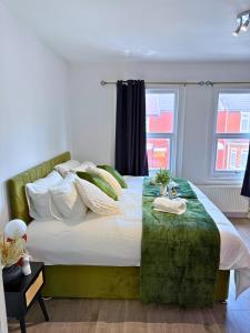 Luton 4 Bedroom Home - Airport - M1 Access - Wi-Fi