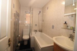 Modern 3-Bed House, Parking, WI-FI, 6 separate beds, Transport Links