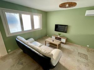 Maison 4 chambres pour 7 personnes max, terrasse, jardin, entièrement rénovée, clim réversible, WiFi, parking, cuisine équipée, à 5 min dAvignon Intra-Muros en Tramway