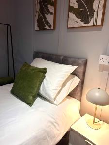 Churchill Apartment- 4 Beds- Free Parking- Near NEC BHX & HS2