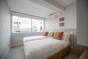 Leblon 3 quartos reformado a 200m do mar