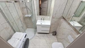 160 Wide Bed Apartments - with Balcony & Parking