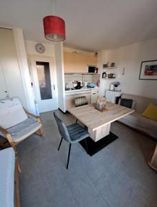 Super promo février mars joli studio Gaëlle 50m des cures jolie vue dégagée balcon wifi