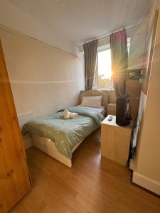 2 Bed - Greenwich Flat - Sleeps 5 - 1 Minute From New Eltham Train station