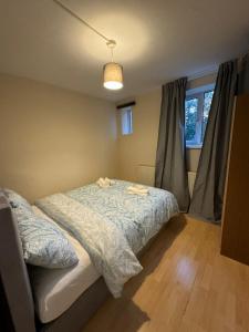 2 Bed - Greenwich Flat - Sleeps 5 - 1 Minute From New Eltham Train station