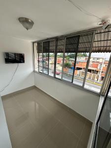 Cuarto cerca del metro cincuentenario