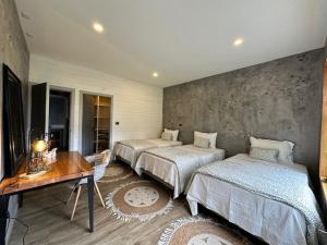 Comoda casa moderna con piscina y bosque