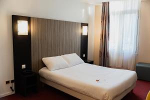 BRIT HOTEL Le Lion dOr CHINON