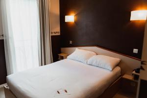 BRIT HOTEL Le Lion dOr CHINON