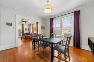 Elegant and Colorful 1BR with Covered Porch