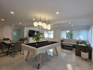 Sunset Beach Villa 30m to Beach 4BR