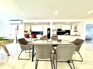 Sunset Beach Villa 30m to Beach 4BR