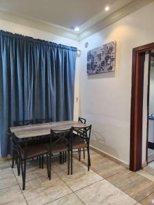 منازل طرف الطريق