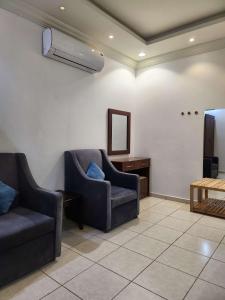 منازل طرف الطريق