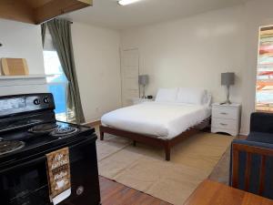 Cozy Modern Studio - Heart of Lafayette