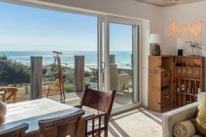 Seafront Beach House with Panoramic Views