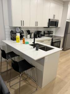 cozy basement suite with 1-bed, wi-fi & Neflix