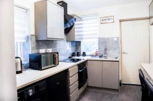 Cosy Luxe Manchester Home With Fresh Bakes