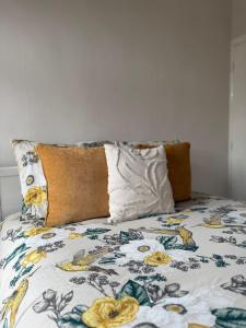 suite met twee slaapkamers en badkamer