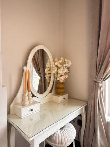 suite met twee slaapkamers en badkamer