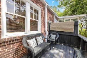Spacious 2BR in Myers Park with sunroom