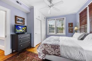 Spacious 2BR in Myers Park with sunroom