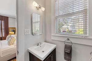 Stylish Myers Park 2 br with Screened Porch