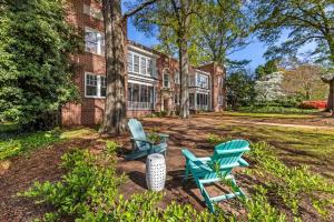 Contemporary 2BR in Myers Park with Screened Porch