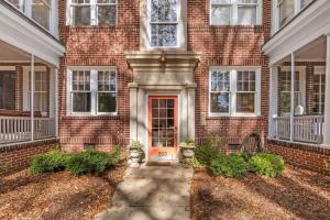 Contemporary 2BR in Myers Park with Screened Porch
